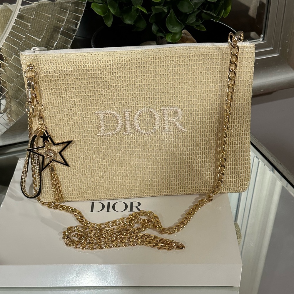 Dior. - Picture 1 of 15